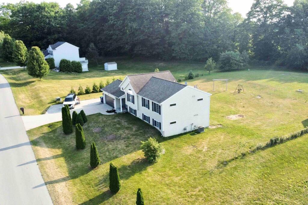 Dream Palace With Hot Tub-game Room-fire Pit-5br-3ba Traverse City