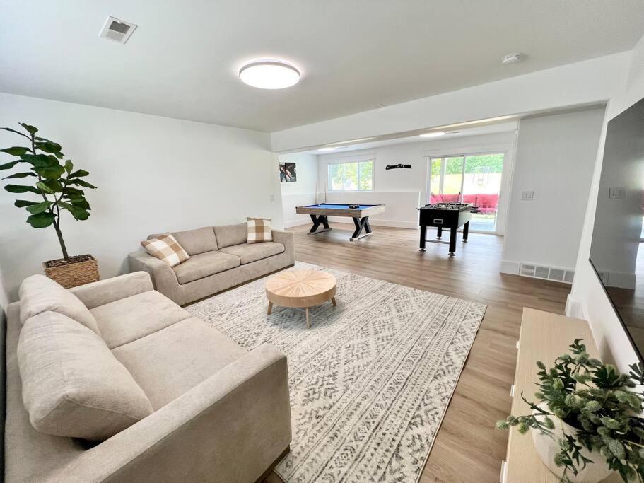 Dream Palace With Hot Tub-game Room-fire Pit-5br-3ba