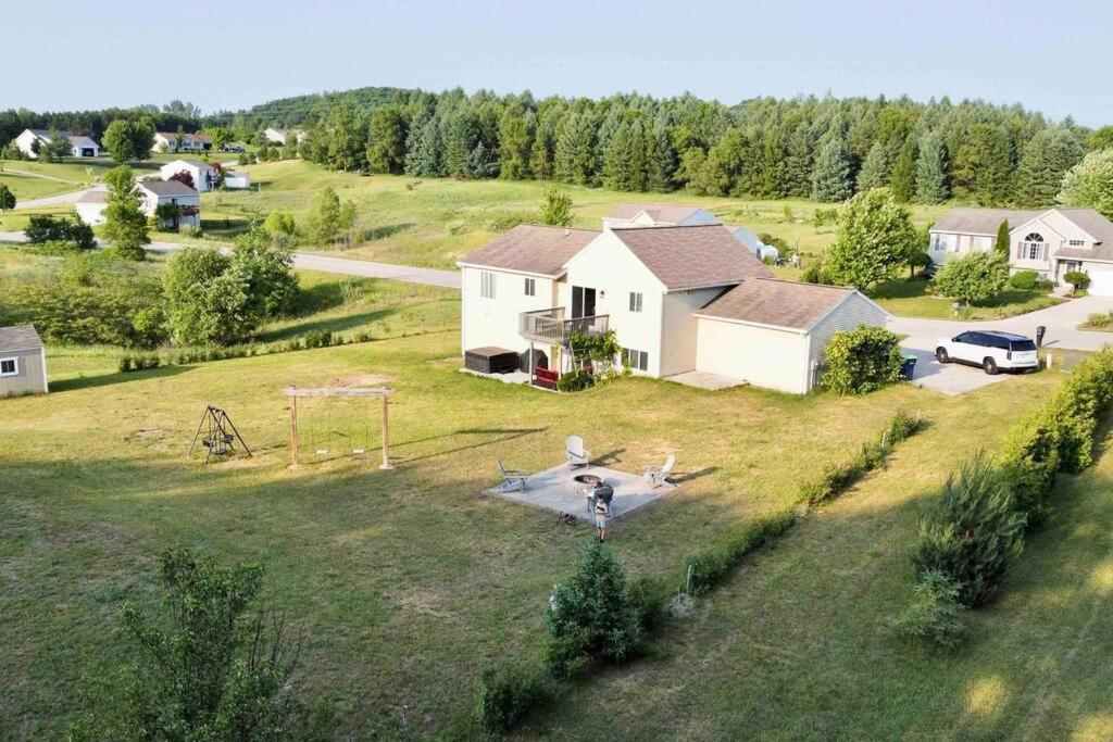 Dream Palace With Hot Tub-game Room-fire Pit-5br-3ba