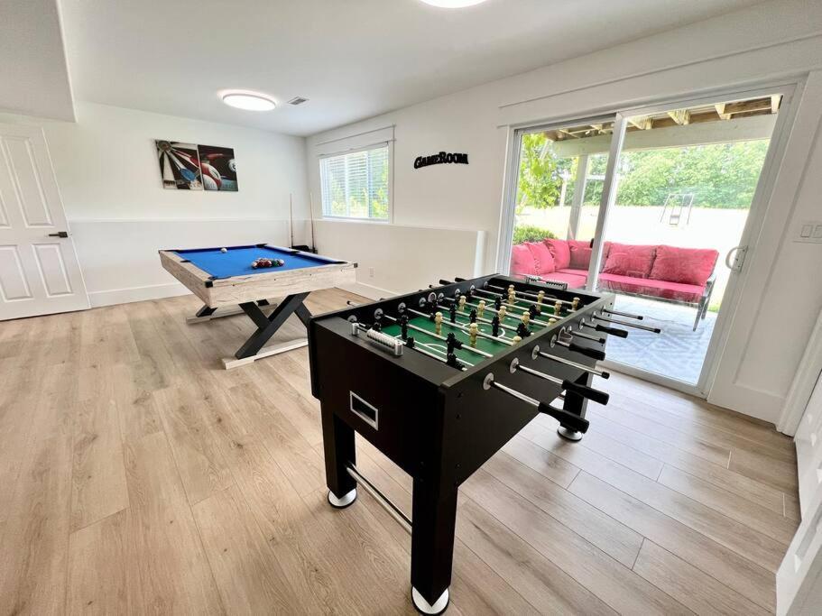 Dream Palace With Hot Tub-game Room-fire Pit-5br-3ba *