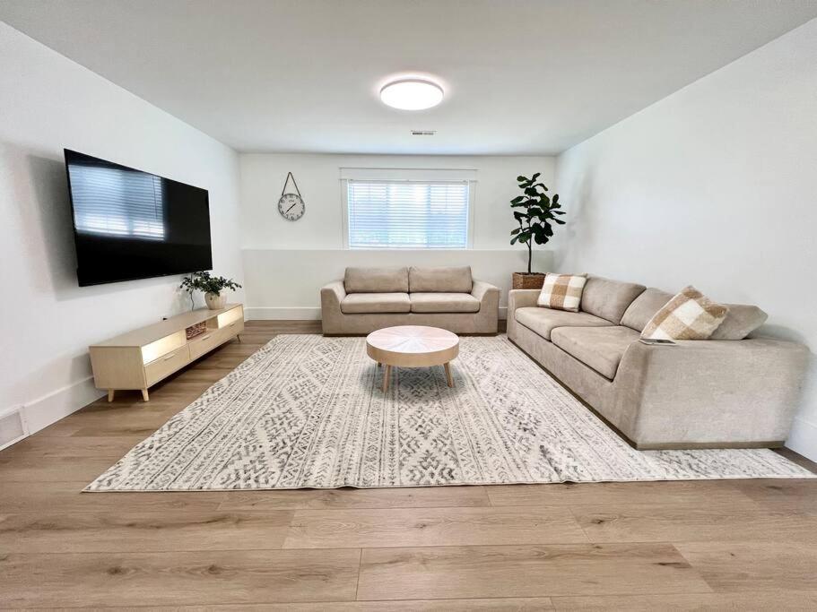 Dream Palace With Hot Tub-game Room-fire Pit-5br-3ba
