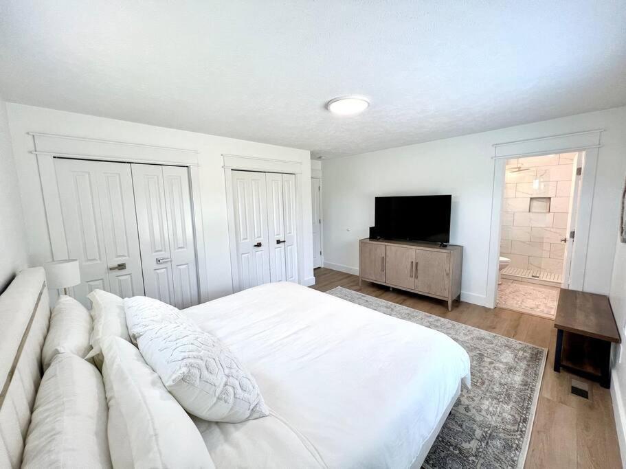 Dream Palace With Hot Tub-game Room-fire Pit-5br-3ba * Traverse City