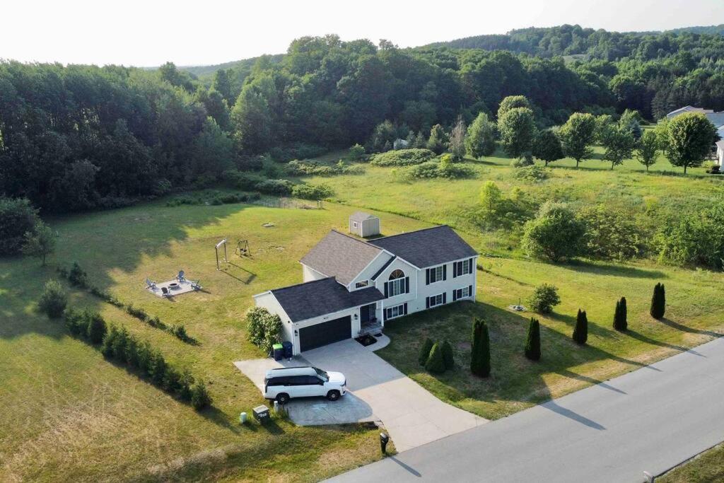 Dream Palace With Hot Tub-game Room-fire Pit-5br-3ba Villa Traverse City