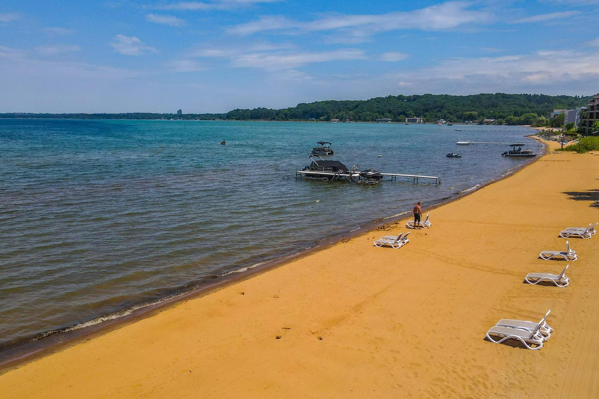 Beachfront Traverse With Pool Apartment *