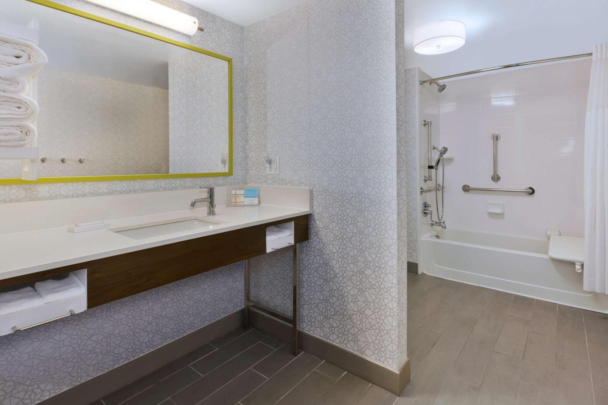 Hampton Traverse Hotel