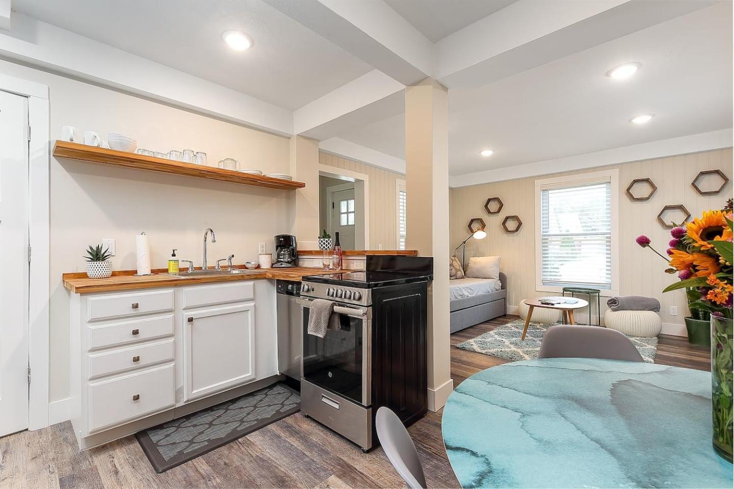 Contemporary Mid-century Style Downtown Ac Holiday home *