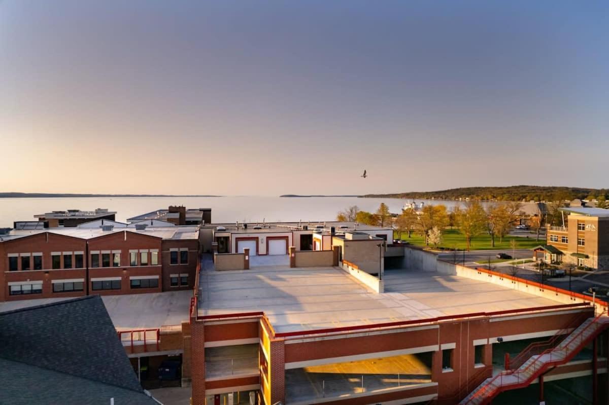 West Bay Overlook In Downtown Tc *