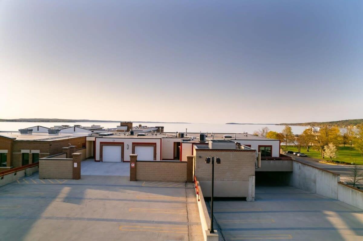 Apartment West Bay Overlook In Downtown Tc