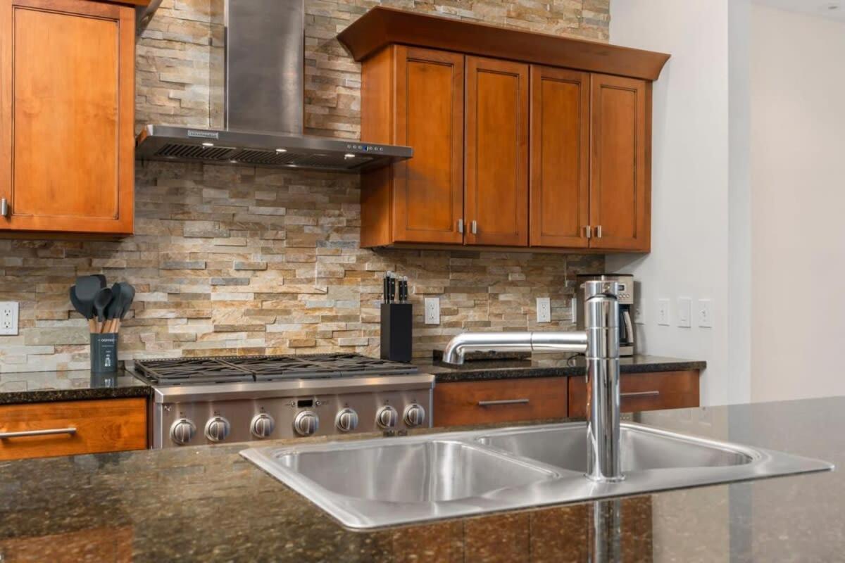 Apartment West Bay Overlook In Downtown Tc *