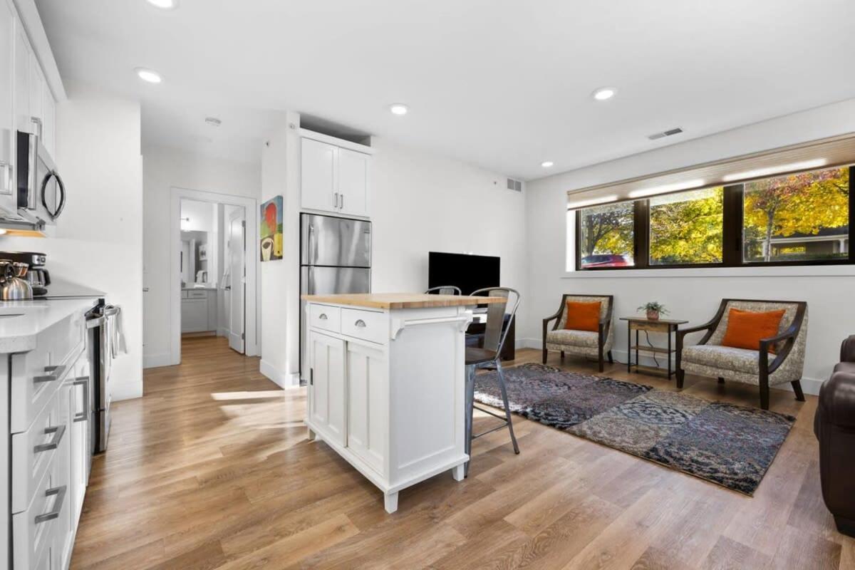 Capri Unit 001 In The Heart Of Downtown Tc *