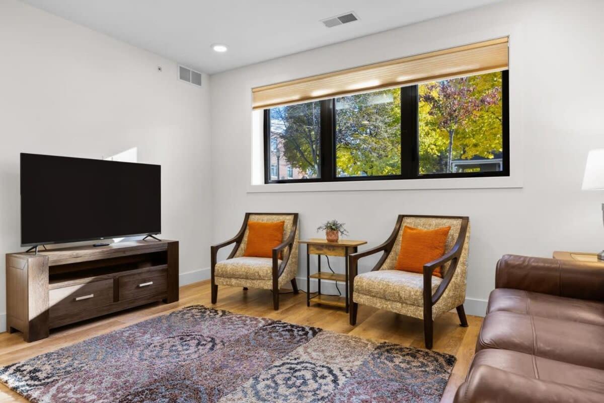 Capri Unit 001 In The Heart Of Downtown Tc