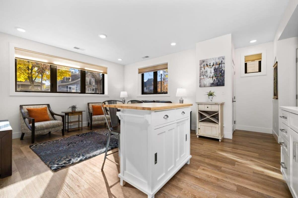 Capri Unit 001 In The Heart Of Downtown Tc