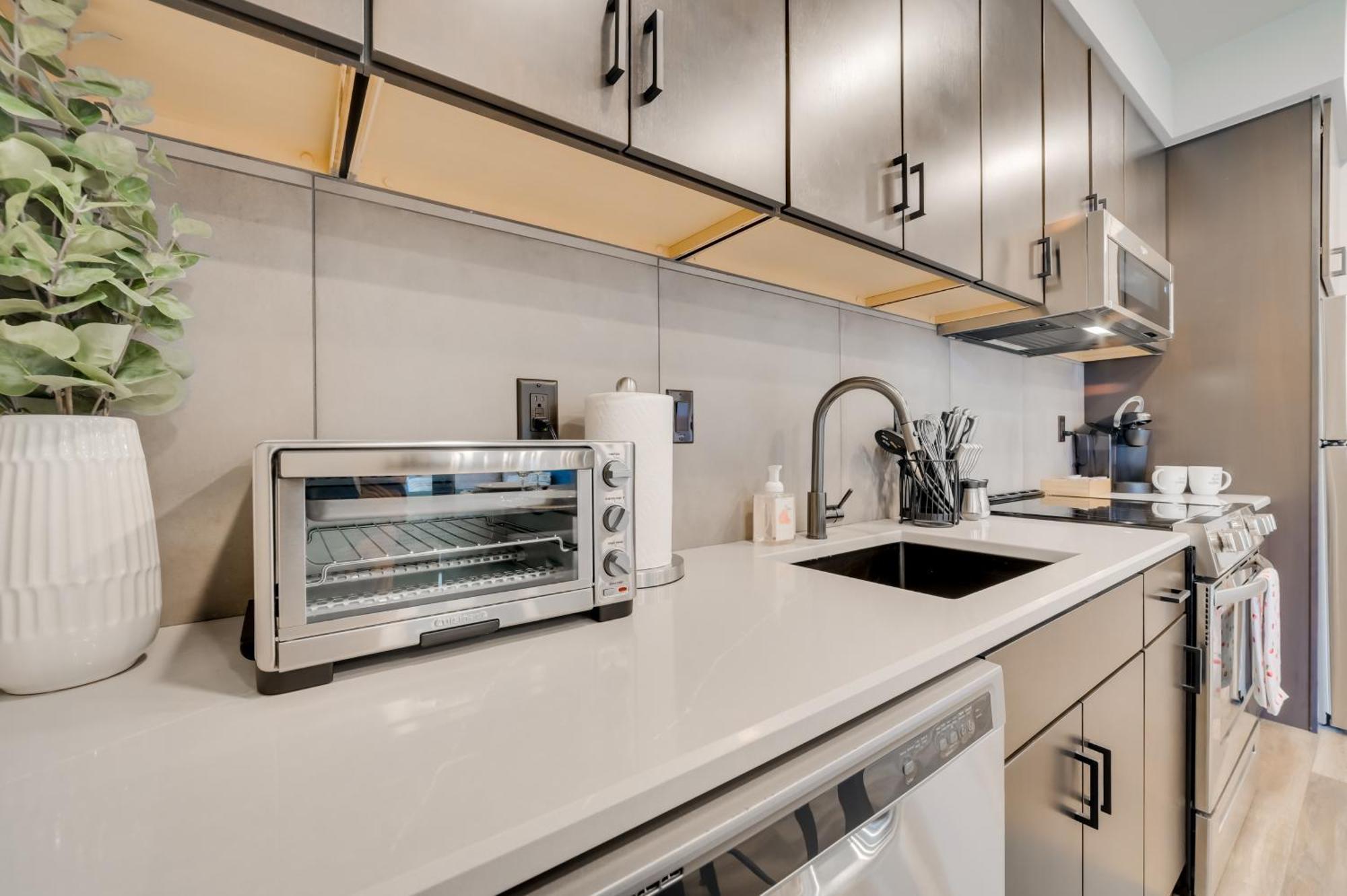 Apartment Traverse With Balcony Walk To Downtown! *
