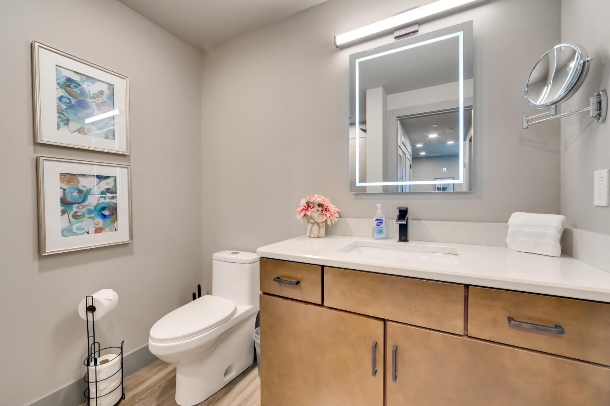 Apartment Traverse With Balcony Walk To Downtown! *