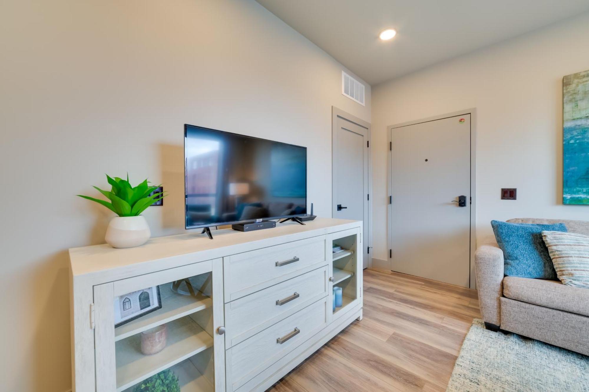Apartment Traverse With Balcony Walk To Downtown!