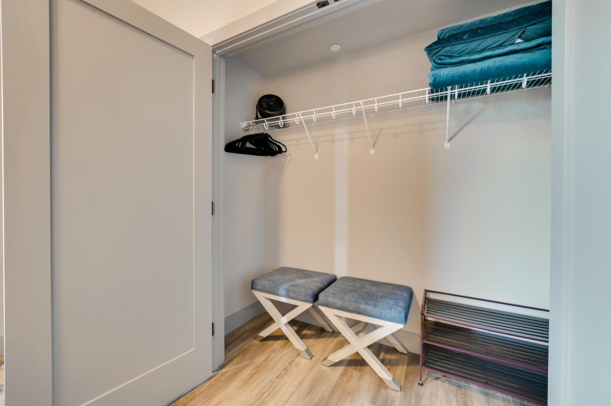 Apartment Traverse With Balcony Walk To Downtown! *