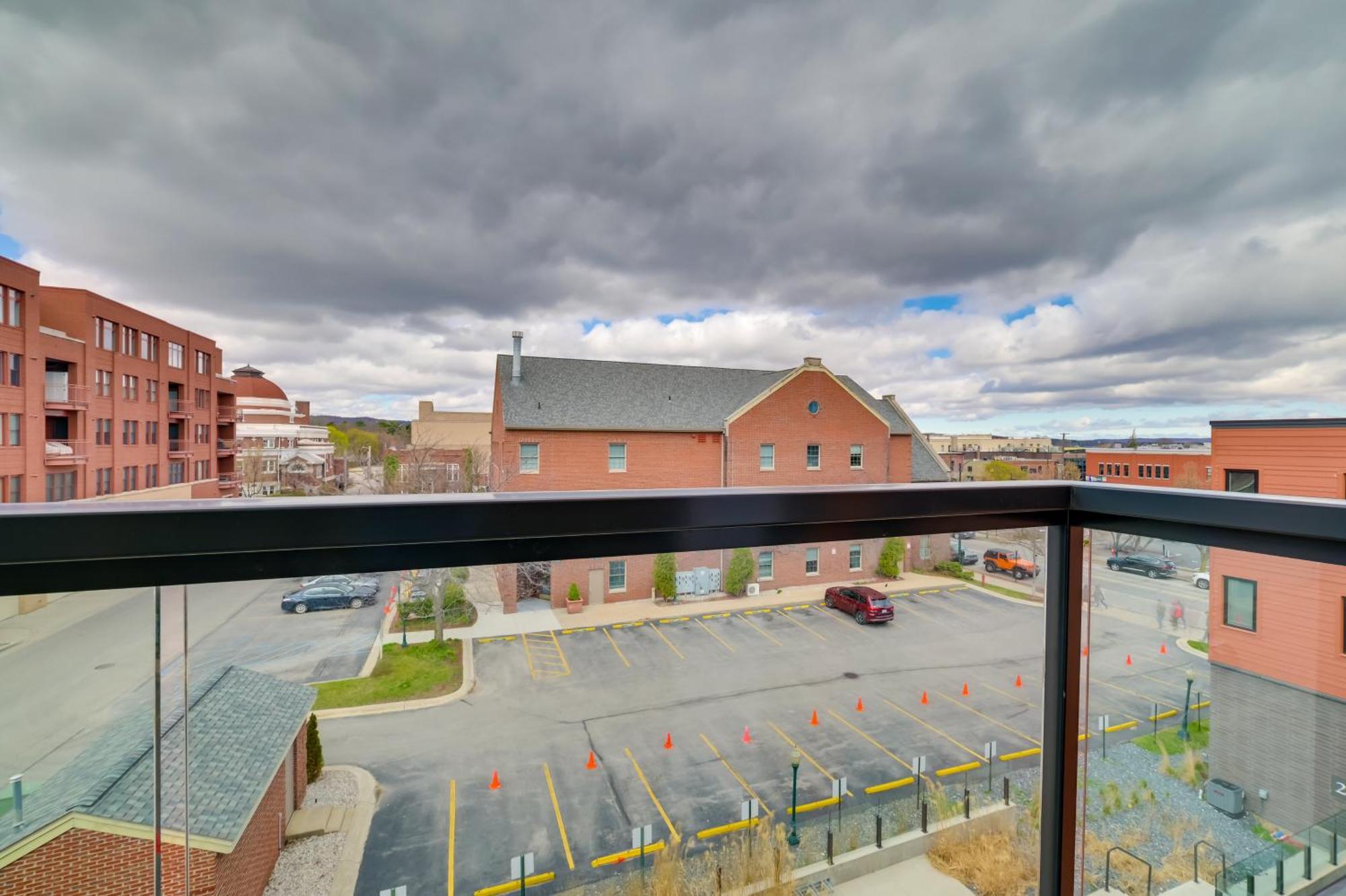 Traverse With Balcony Walk To Downtown!