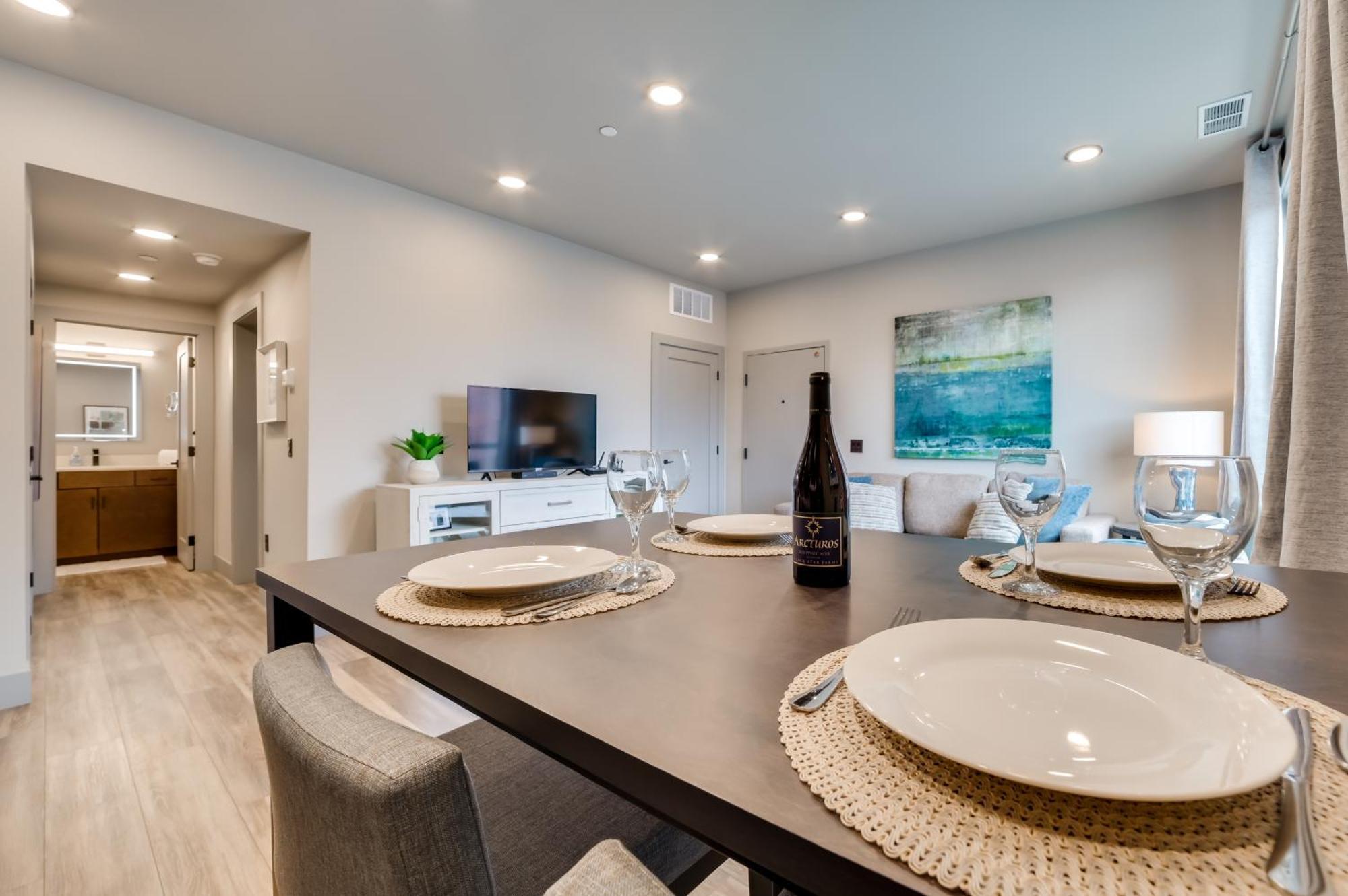 Apartment Traverse With Balcony Walk To Downtown!
