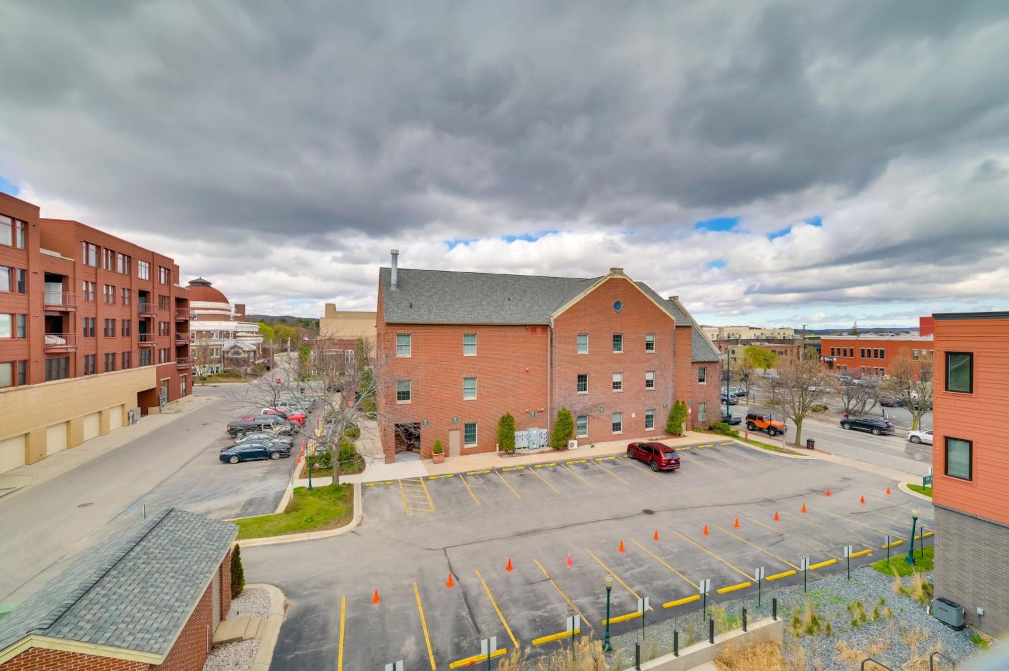Apartment Traverse With Balcony Walk To Downtown!