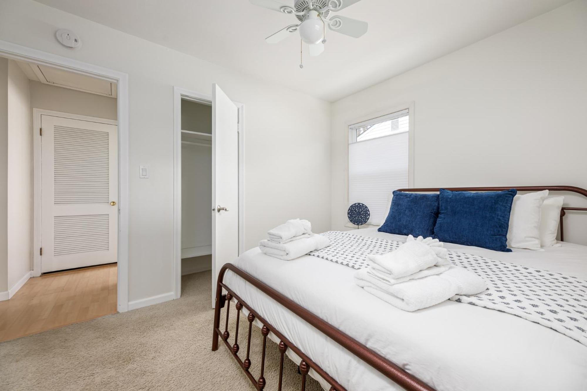 Bay Breeze Getaway Blocks To The Downtown Ac Fenced Yard