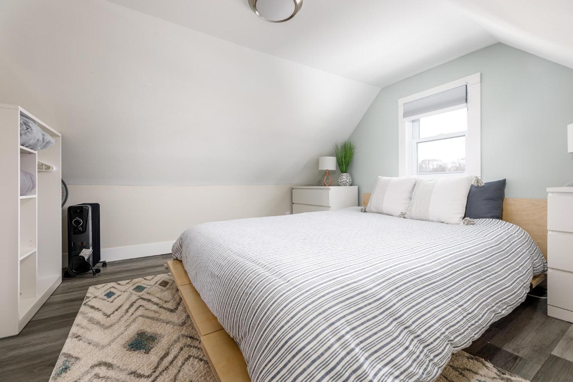 Modern Mid-century Downtown Ac Walkable Holiday home *