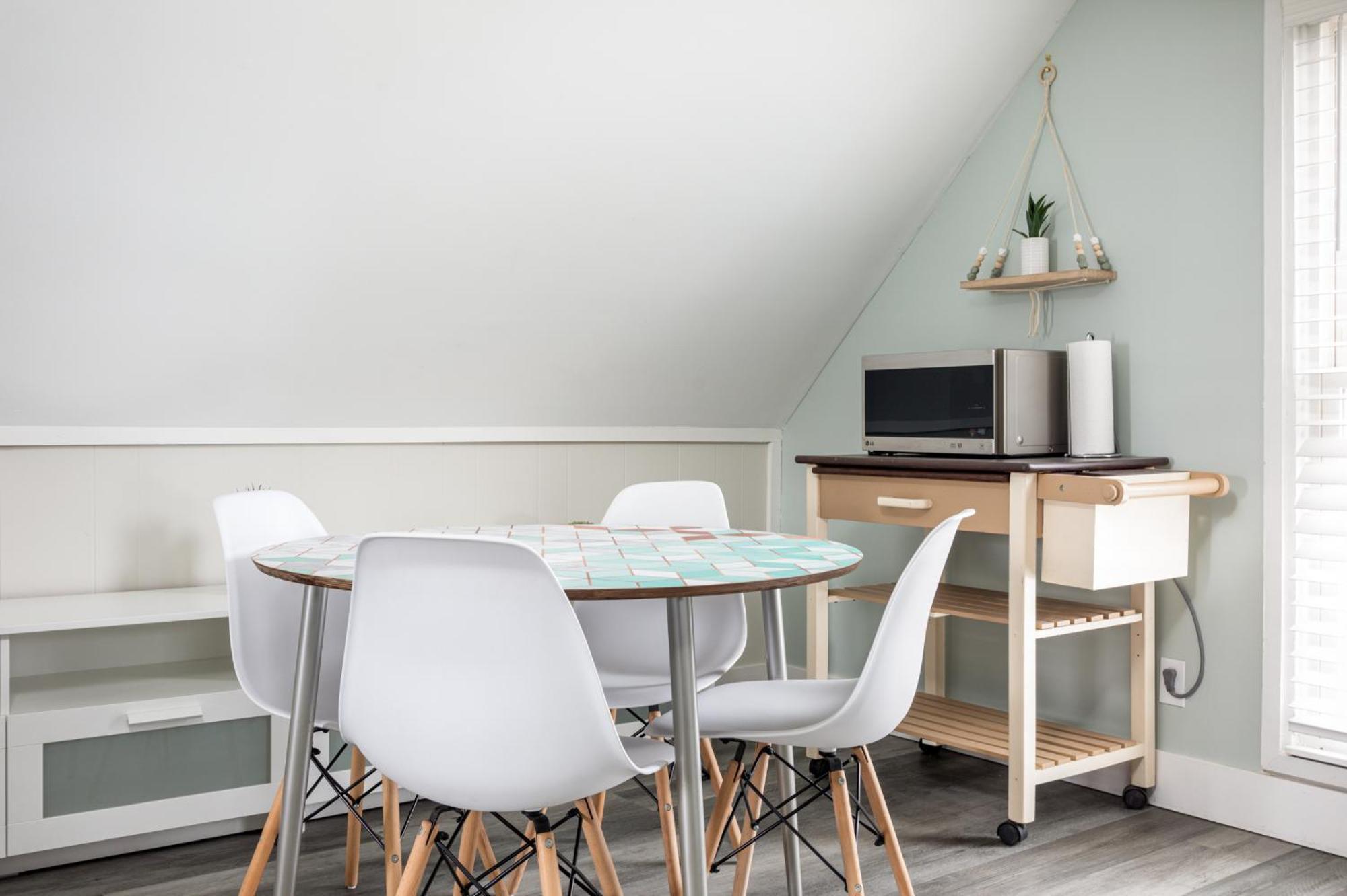 Modern Mid-century Downtown Ac Walkable Holiday home Traverse City