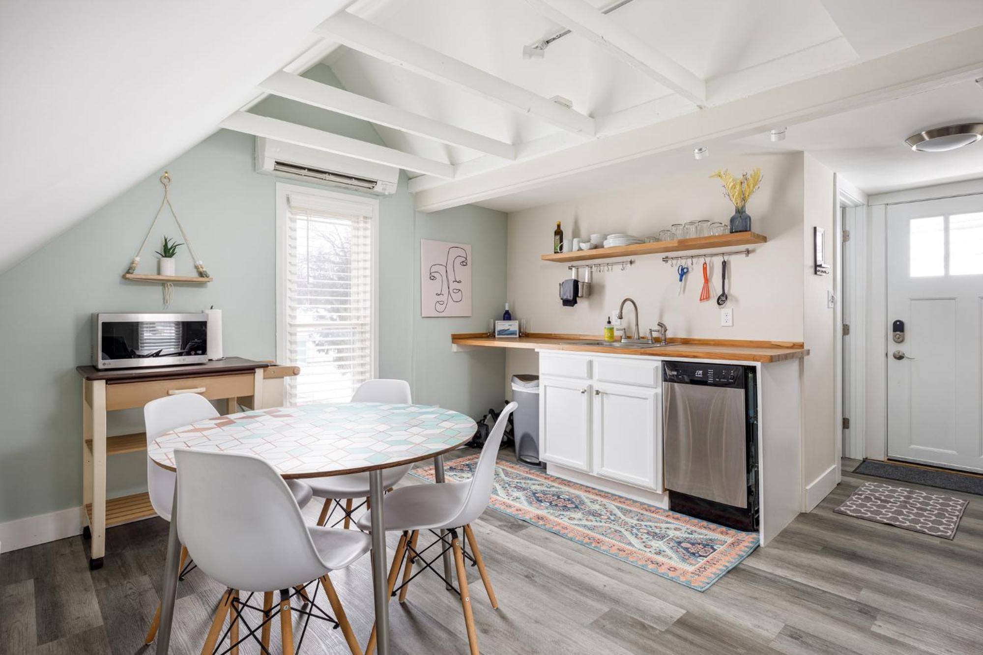 Modern Mid-century Downtown Ac Walkable Holiday home