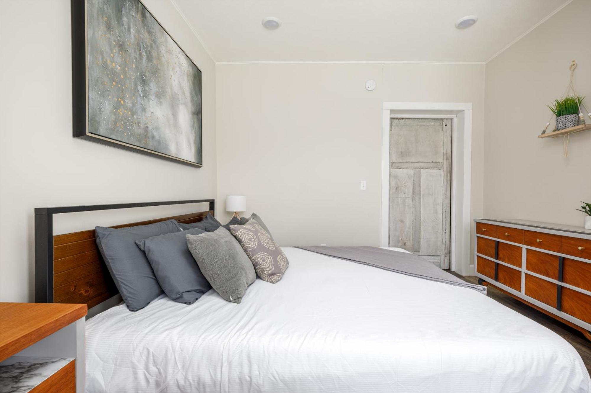 Contemporary Mid-century Style Downtown Ac *