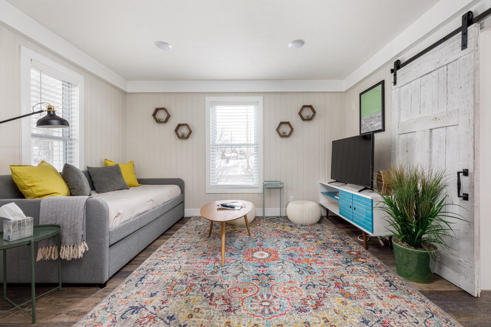 Contemporary Mid-century Style Downtown Ac Holiday home *