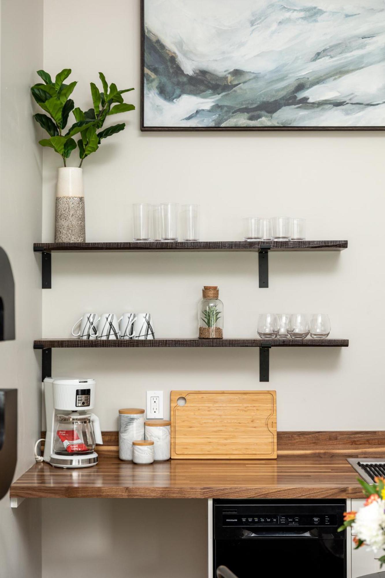 Modern & Cozy Walk To Downtown & Apartment *
