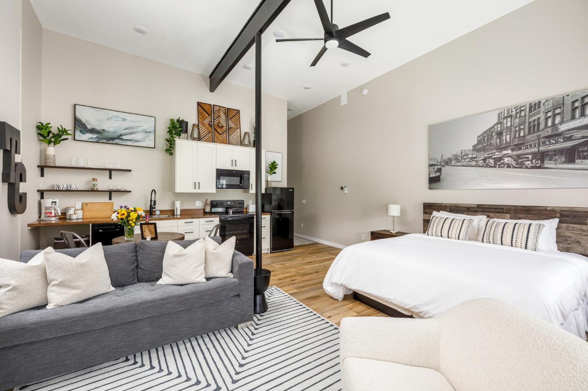 Modern & Cozy Walk To Downtown & Traverse City