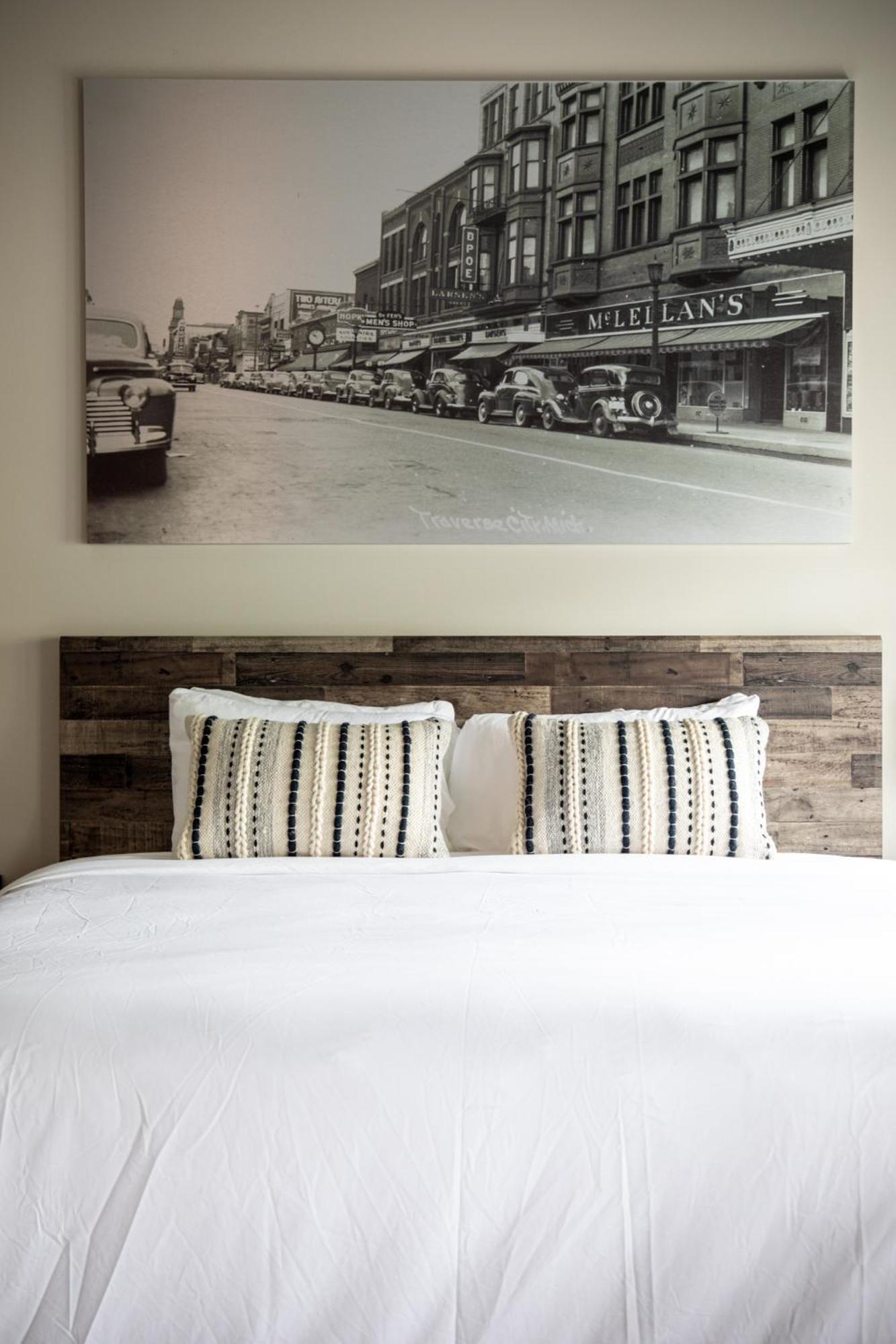 Modern & Cozy Walk To Downtown & Traverse City