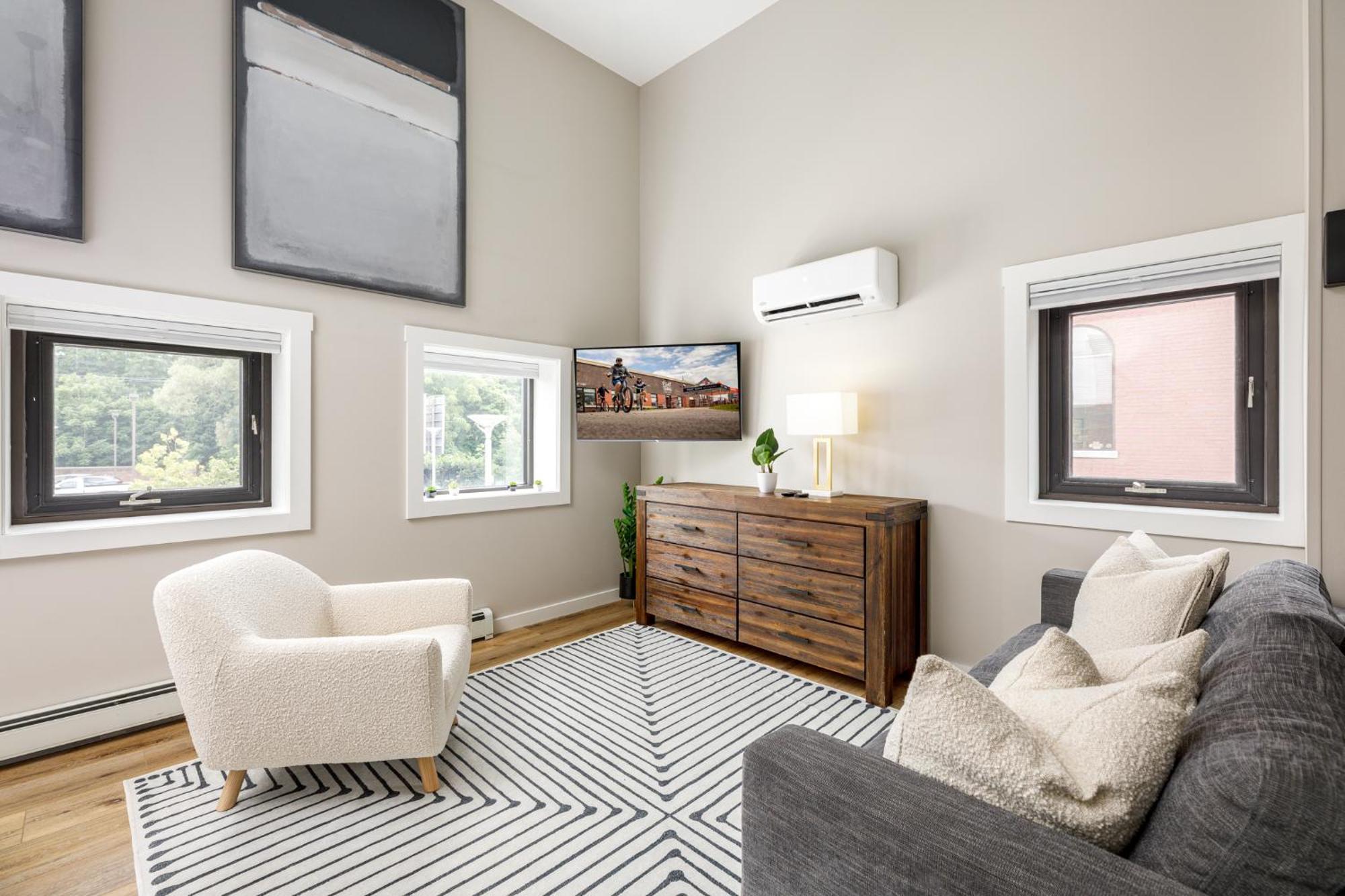 Modern & Cozy Walk To Downtown & * Traverse City