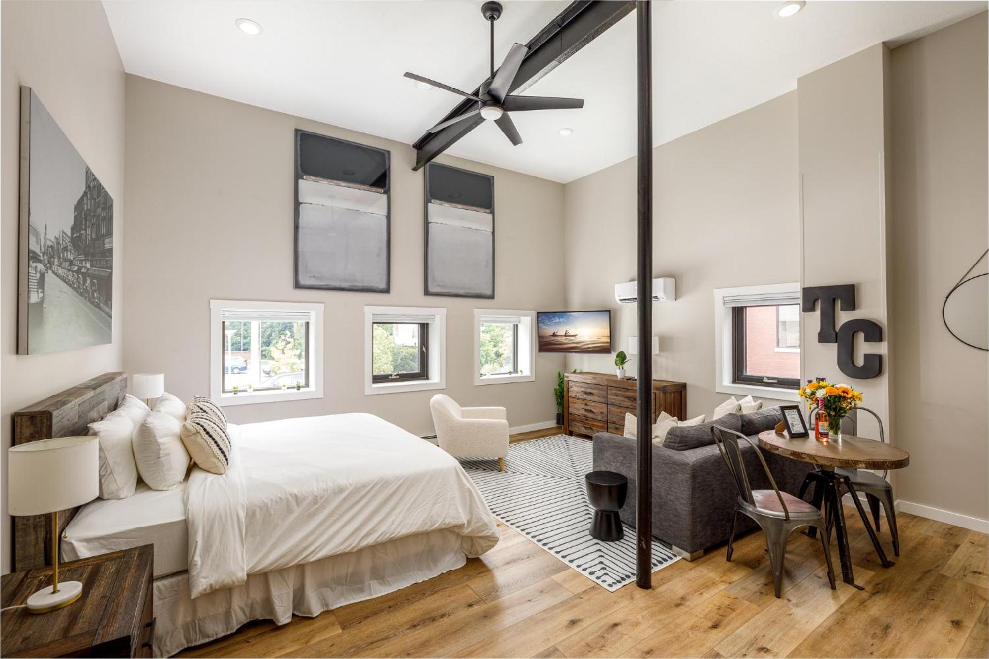 Apartment Modern & Cozy Walk To Downtown & Traverse City