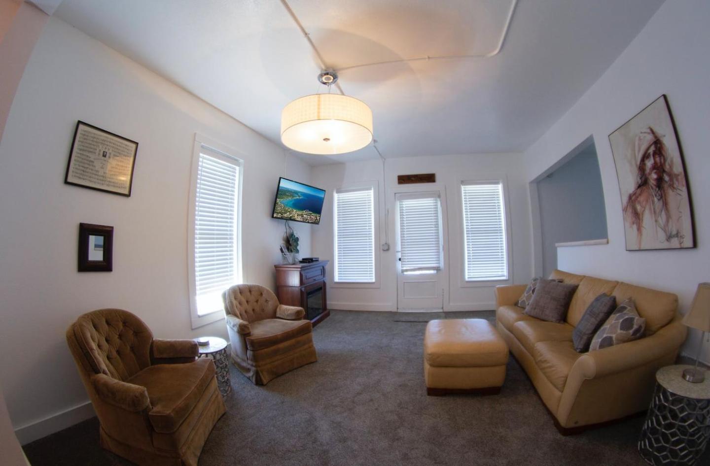 The Roost With Balcony Walk Everywhere Ac Downtown Apartment *
