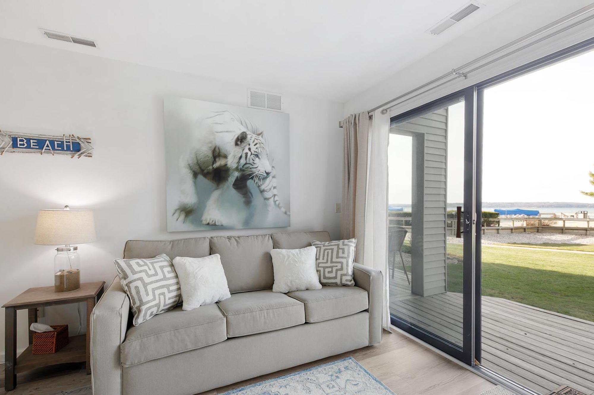 Gorgeous 2 Bedroom View Apartment *