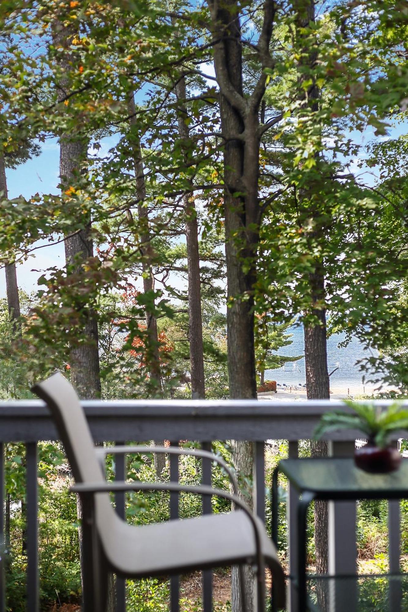 Views At The Shores Great Location Apartment
