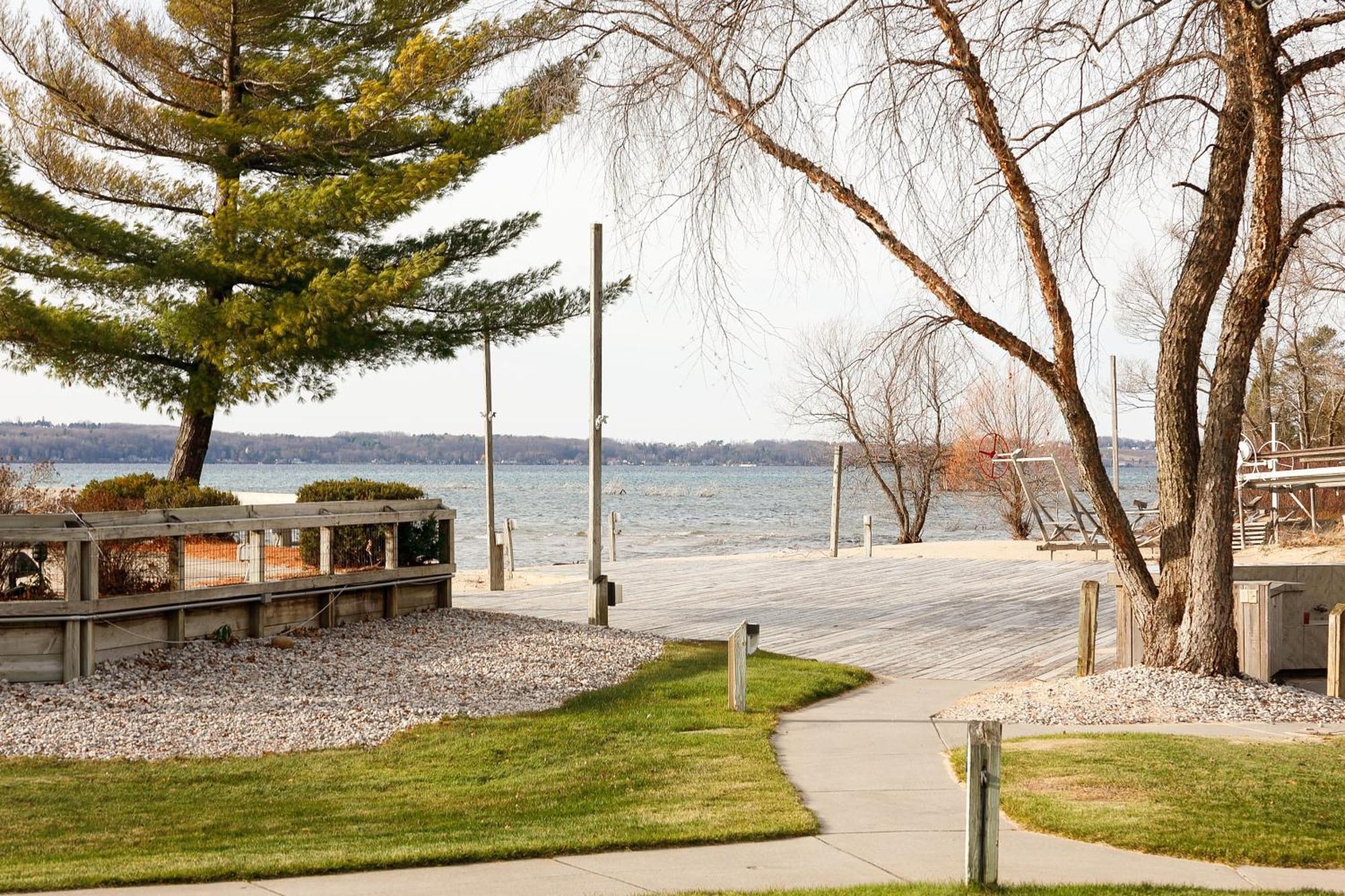 Gorgeous 2 Bedroom View Apartment *