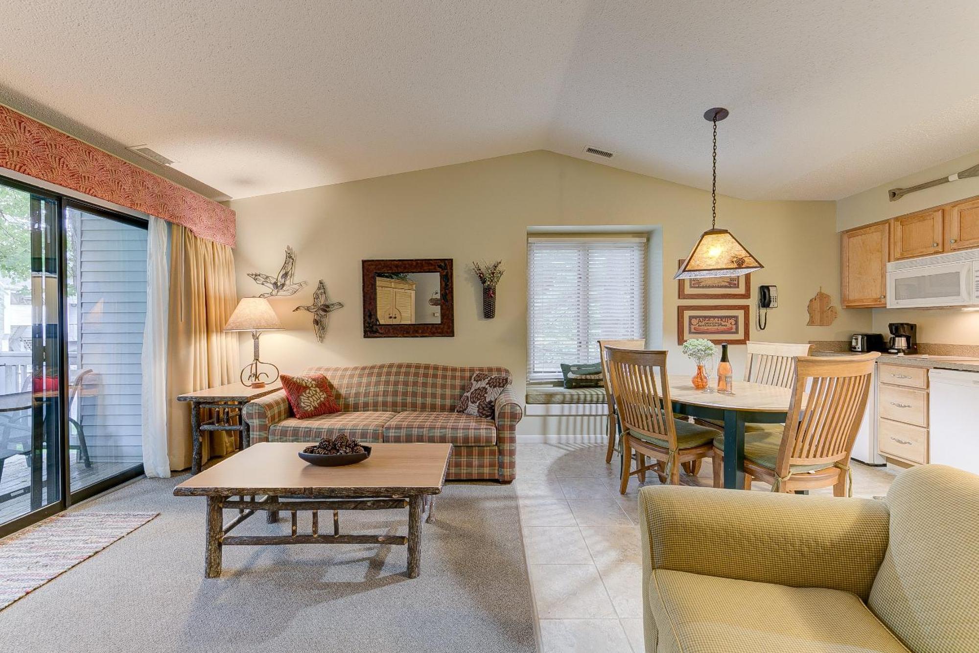 Cozy Country Lakeside 5705