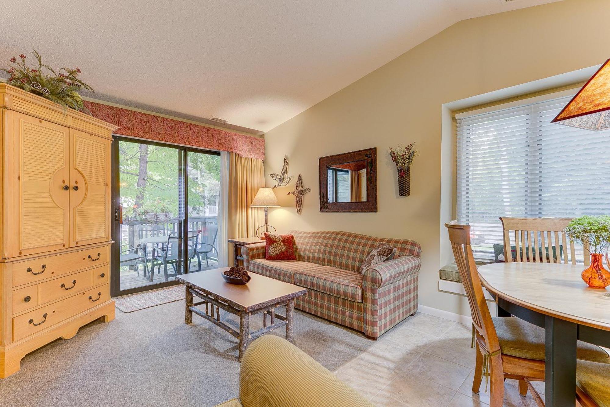 Cozy Country Lakeside 5705 Apartment