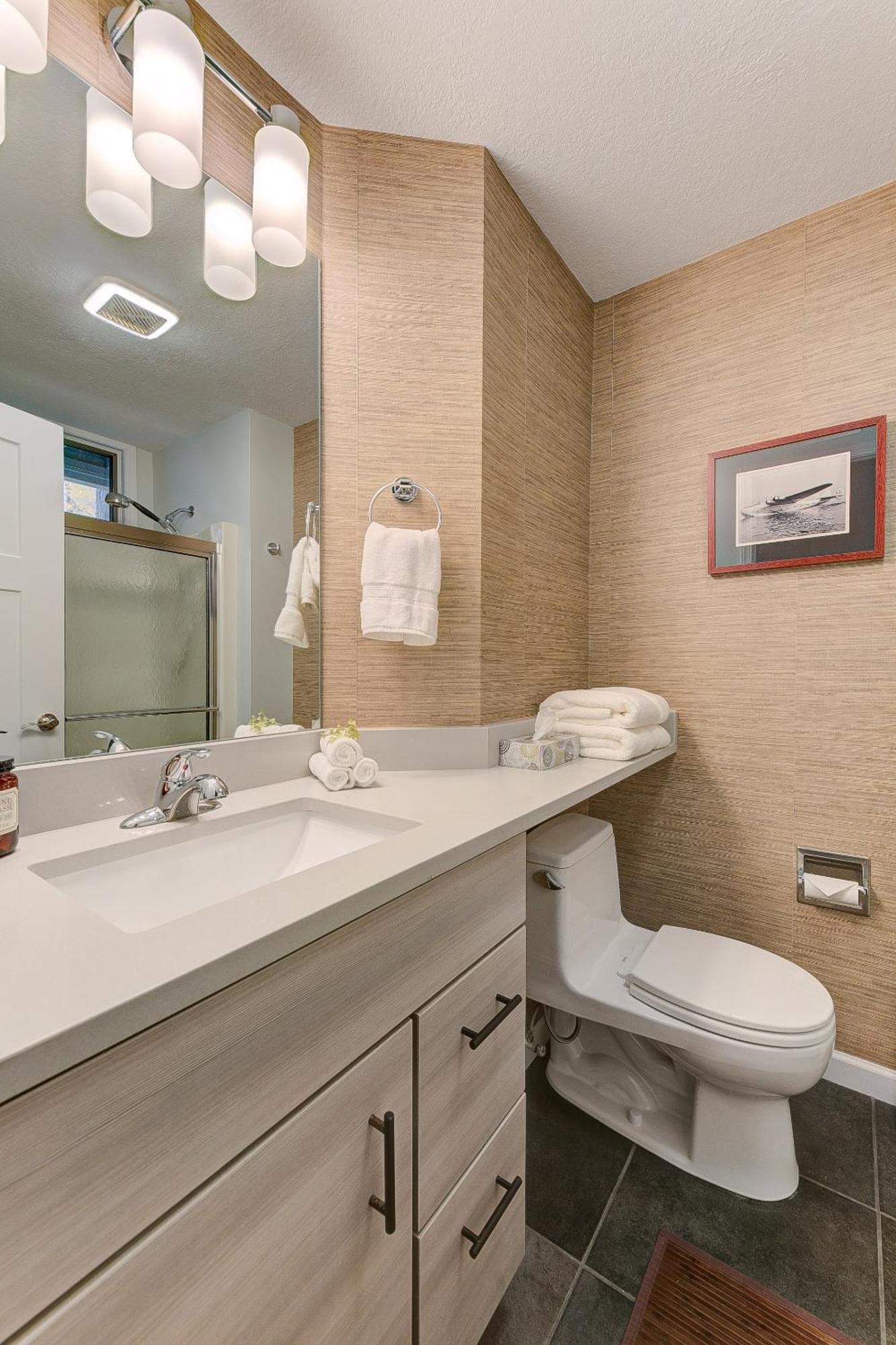 Cozy Aviation Style View At The Shores * Traverse City