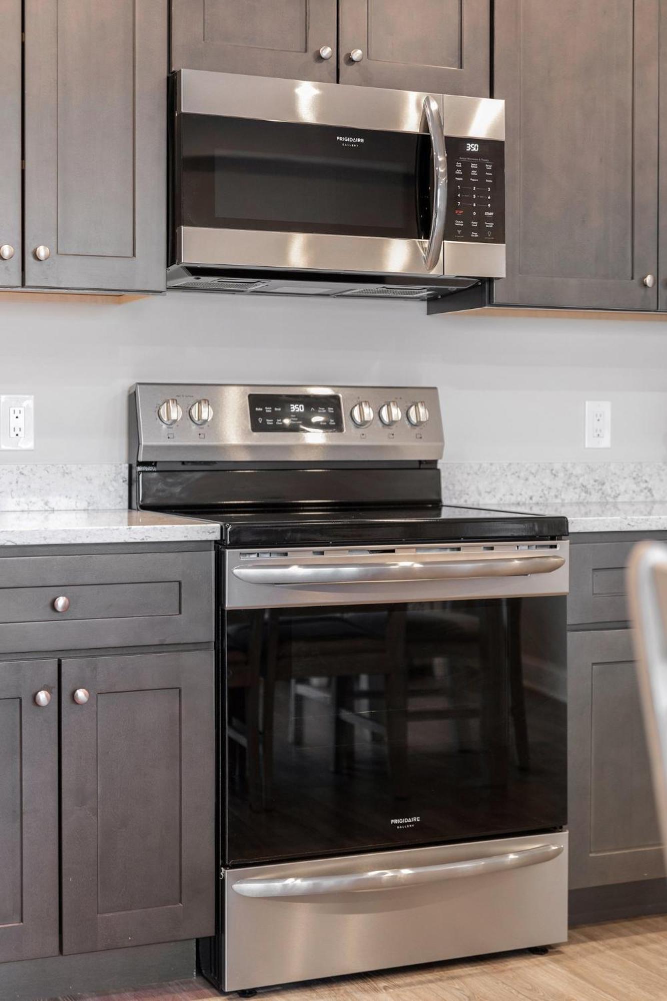 Luxury Downtown 2bdr View Penthouse Steps To 404e *