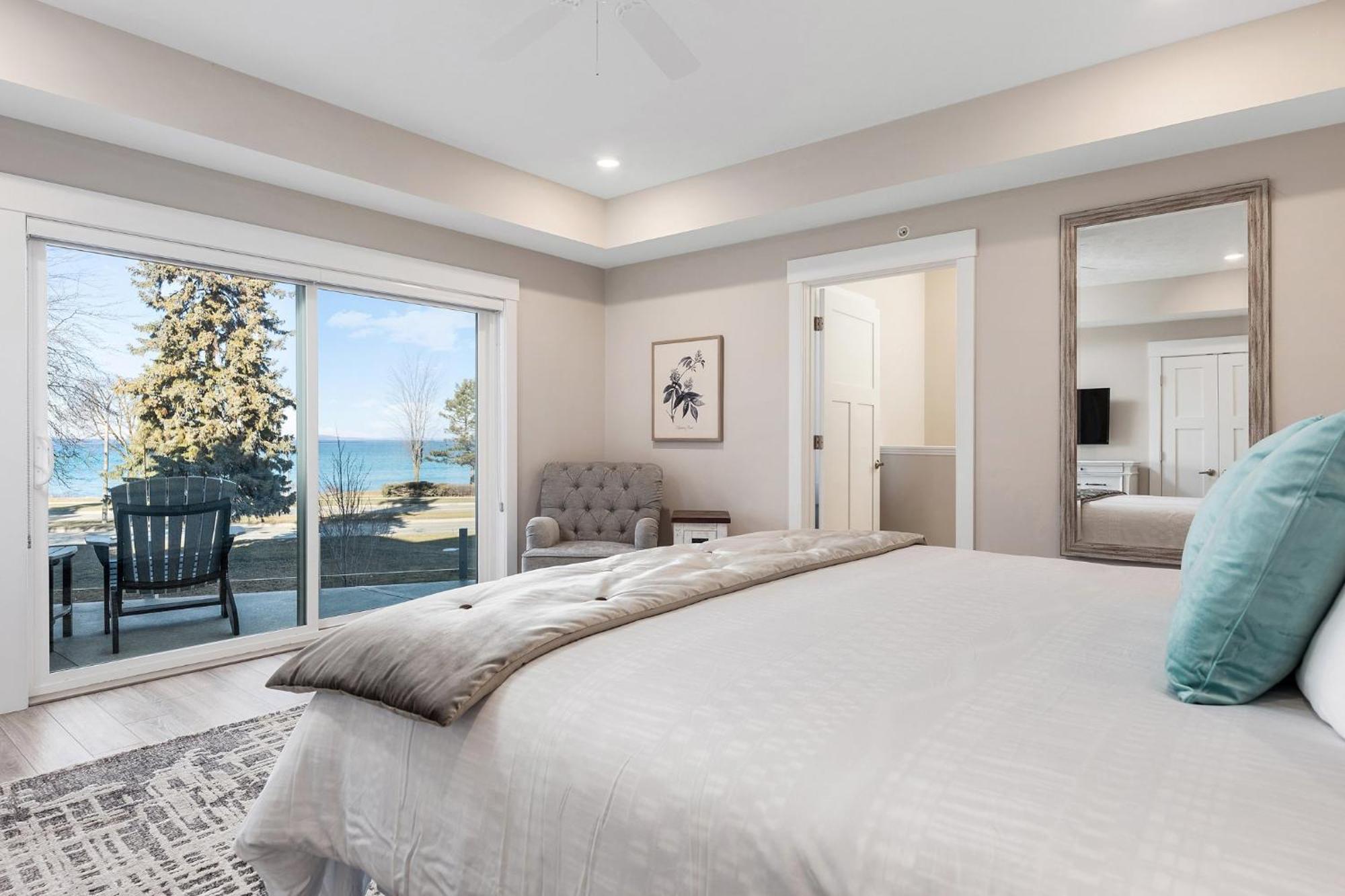 Luxury Downtown 2bdr View Penthouse Steps To 404e Traverse City