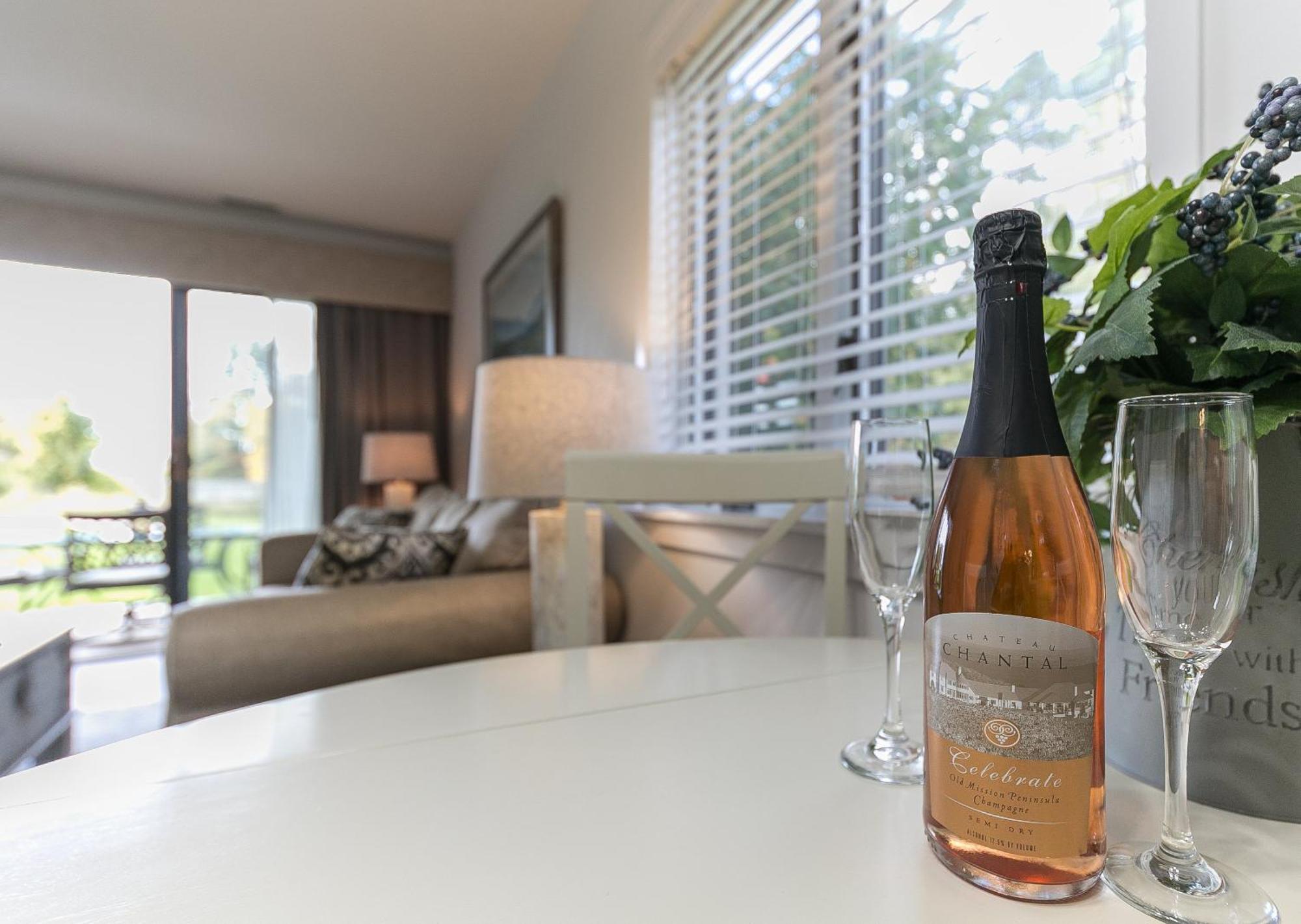 ｇｏｒｇｅｏｕｓ ｃｈｉｃ ｂｅａｃｈ ｆｒｏｎｔ ｃｏｎｄｏ Apartment Traverse City