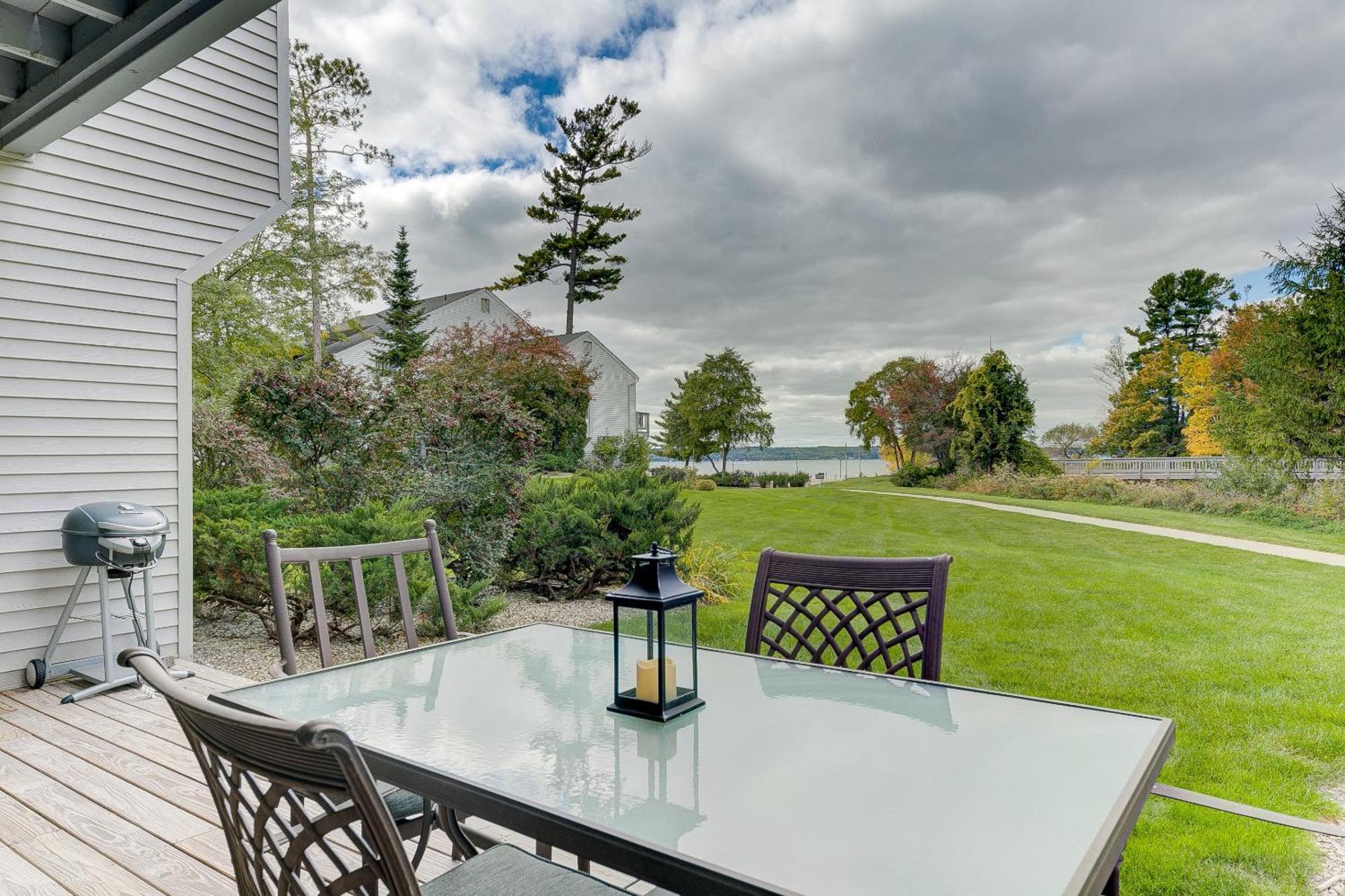 ｇｏｒｇｅｏｕｓ ｃｈｉｃ ｂｅａｃｈ ｆｒｏｎｔ ｃｏｎｄｏ Traverse City