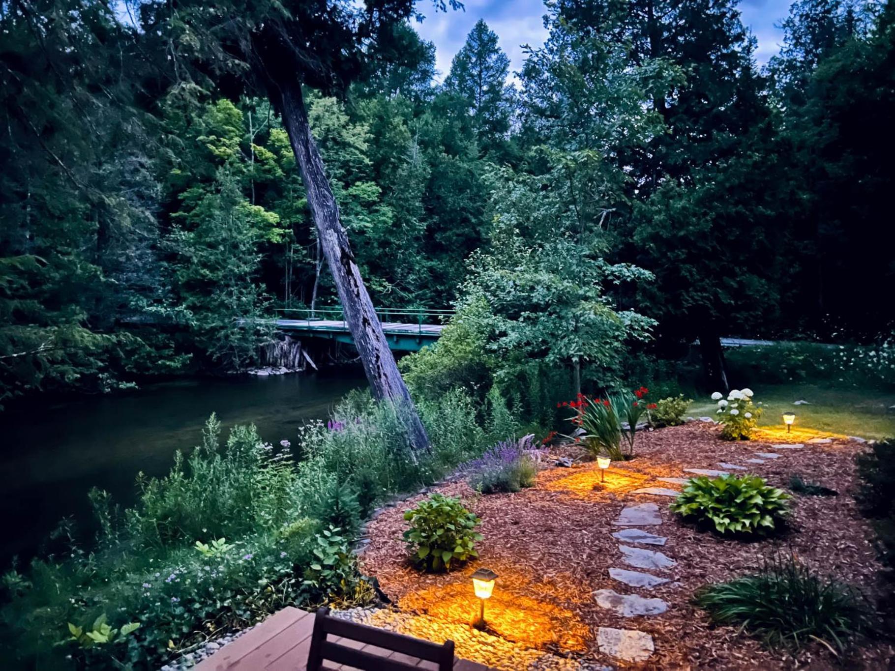 Firefly Lodge! Boardman River! Hot Tub! Woodstove! Holiday home