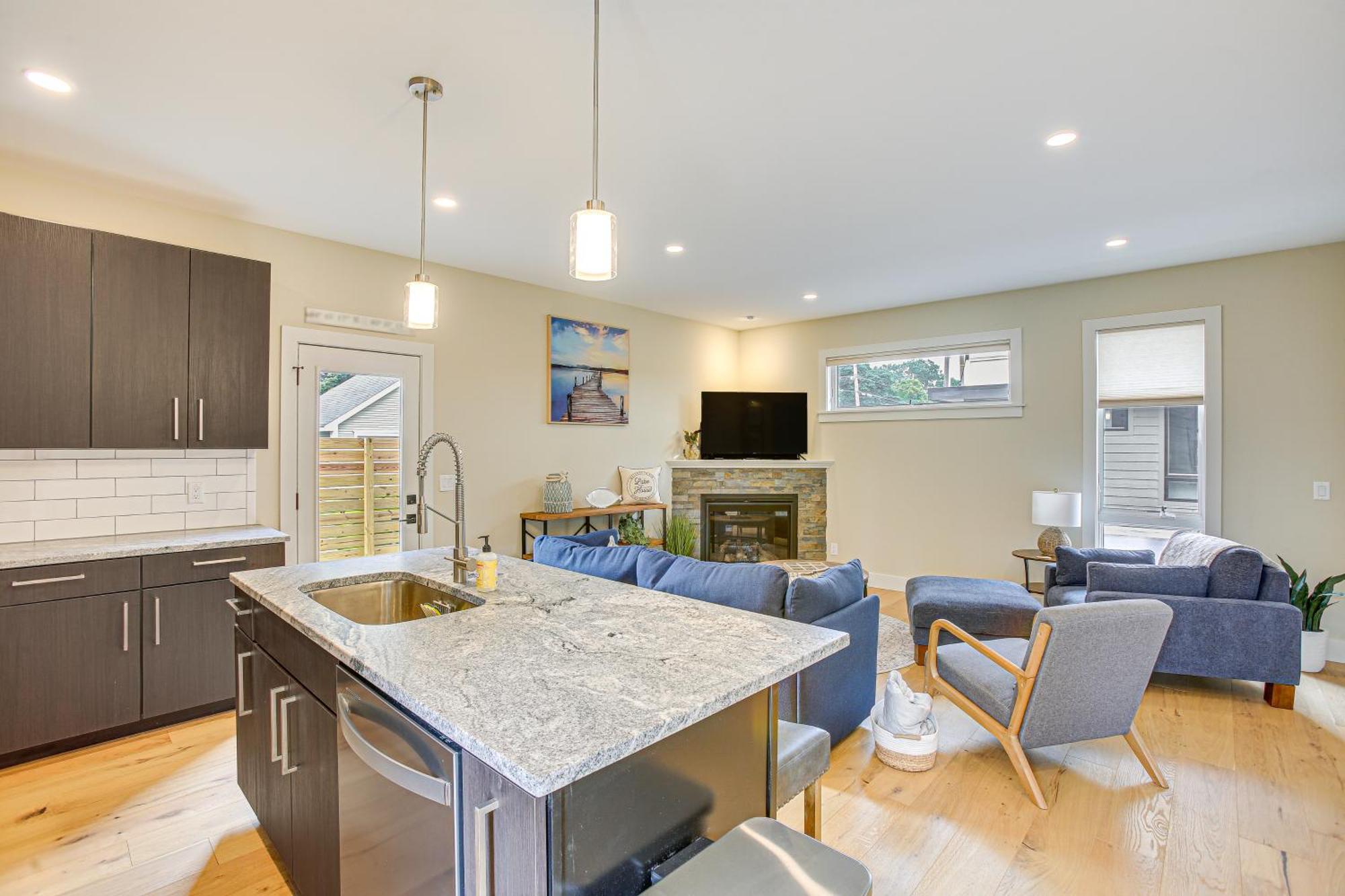 Traverse Townhome Walk To Boardman Lake! Traverse City