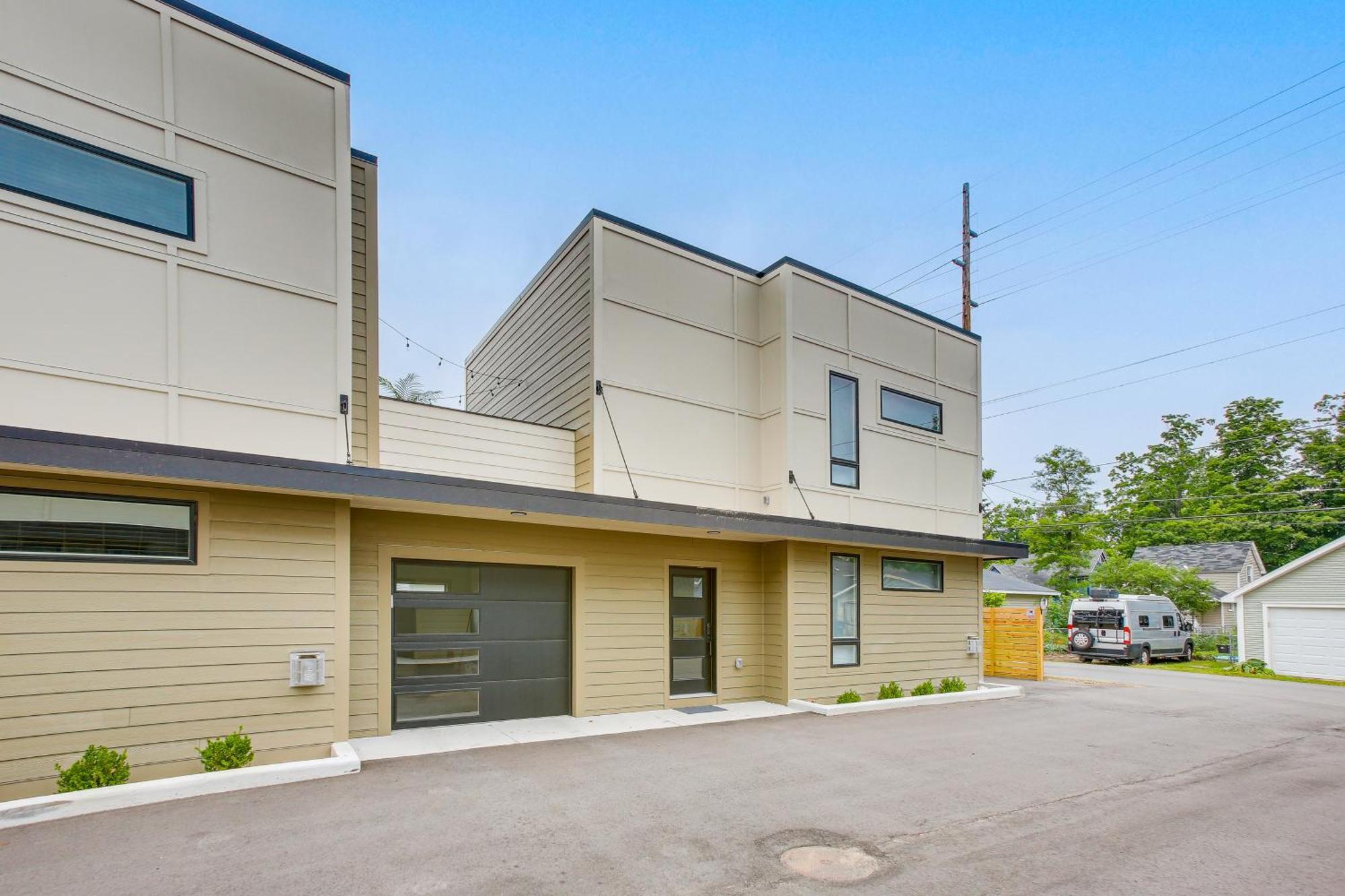 Traverse Townhome Walk To Boardman Lake! Holiday home