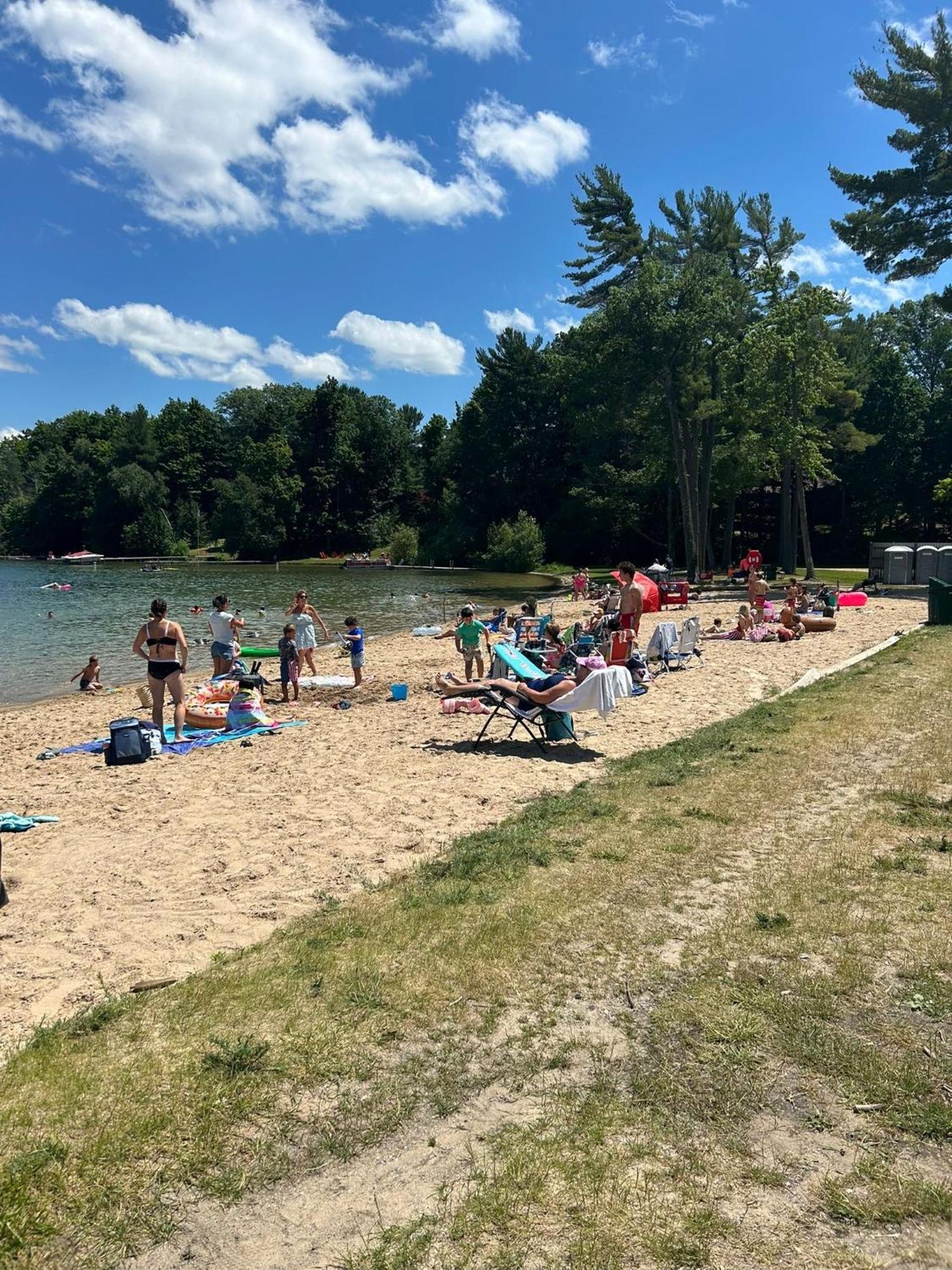 Bass Retreat- Lakeview W 5 Bedrooms, Hot Tub, Game Room, Pets Holiday home Traverse City