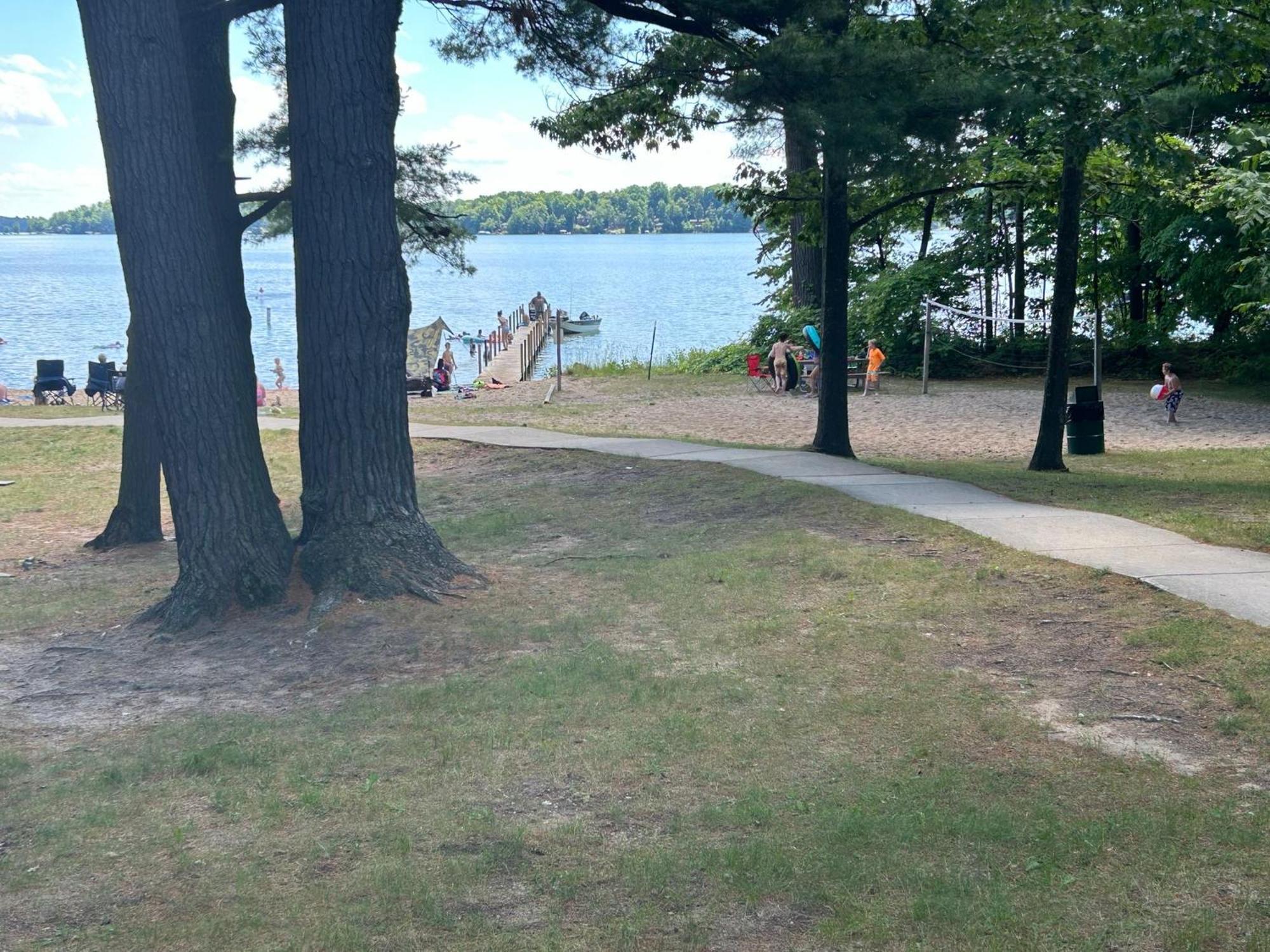 Bass Retreat- Lakeview W 5 Bedrooms, Hot Tub, Game Room, Pets Holiday home